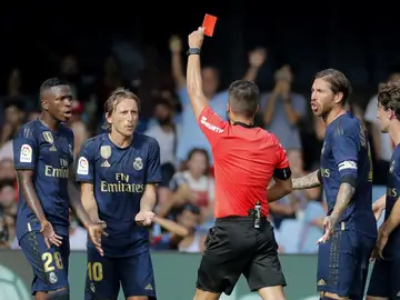 El colegiado Estrada Fernández expulsa a Luka Modric El colegiado Estrada Fernández expulsa a Luka Modric
