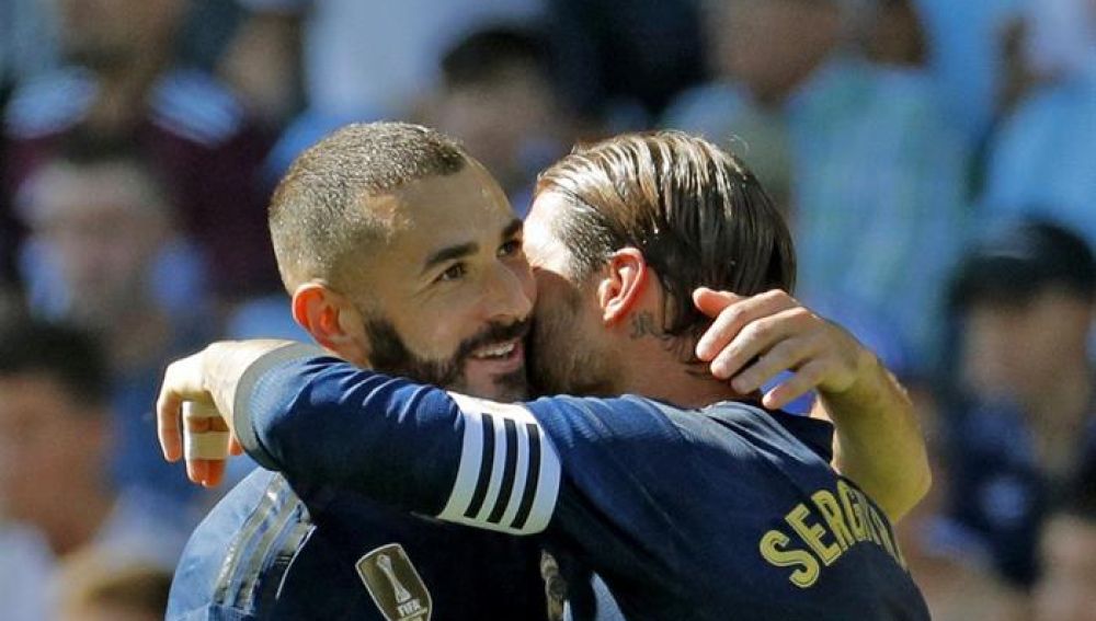 Los jugadores del Real Madrid Karim Benzema y Sergio Ramos celebran el gol marcado por Karim Benzema ante el Celta de Vigo