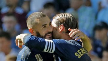    Los jugadores del Real Madrid Karim Benzema y Sergio Ramos celebran el gol marcado por Karim Benzema ante el Celta de Vigo