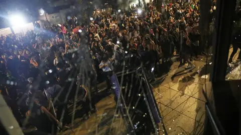 Manifestantes rompen vidrios de un edificio durante una protesta en contra de abusos sexuales Manifestantes rompen vidrios de un edificio durante una protesta en contra de abusos sexuales