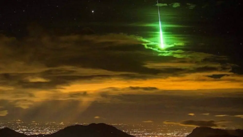La primera gran bola de fuego del 2021 ilumina el cielo de Sevilla y C&aacute;diz