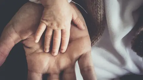 Manos de bebé y adulto Manos de bebé y adulto.