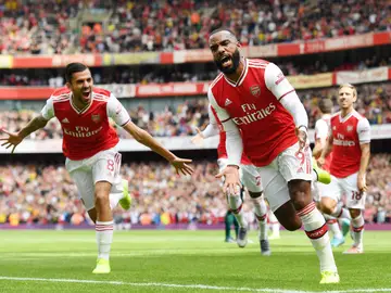 Ceballos celebra un gol junto a su compañero Lacazette Ceballos celebra un gol junto a su compañero Lacazette