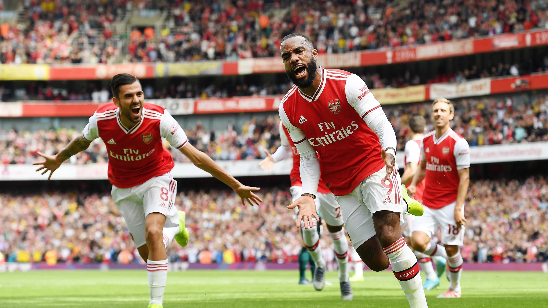 Ceballos celebra un gol junto a su compañero Lacazette Ceballos celebra un gol junto a su compañero Lacazette