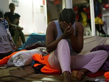 Una de las migrantes a bordo del Open Arms Una de las migrantes a bordo del Open Arms