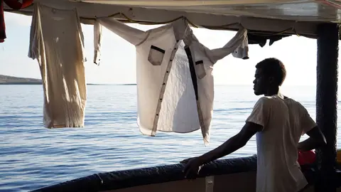 Un migrante mira este domingo desde la cubierta de el buque Open Arms Un migrante mira este domingo desde la cubierta de el buque Open Arms
