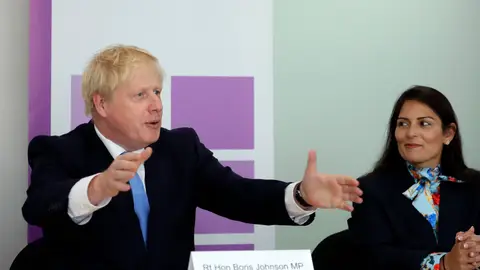 Boris Jhonson y Priti Patel Boris Jhonson y Priti Patel