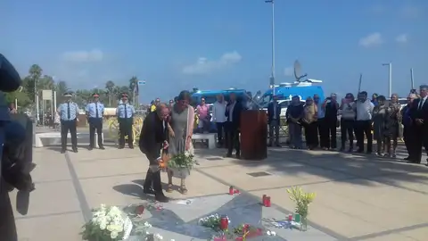 Quim Torra deposita flores en homenaje Quim Torra deposita flores en homenaje