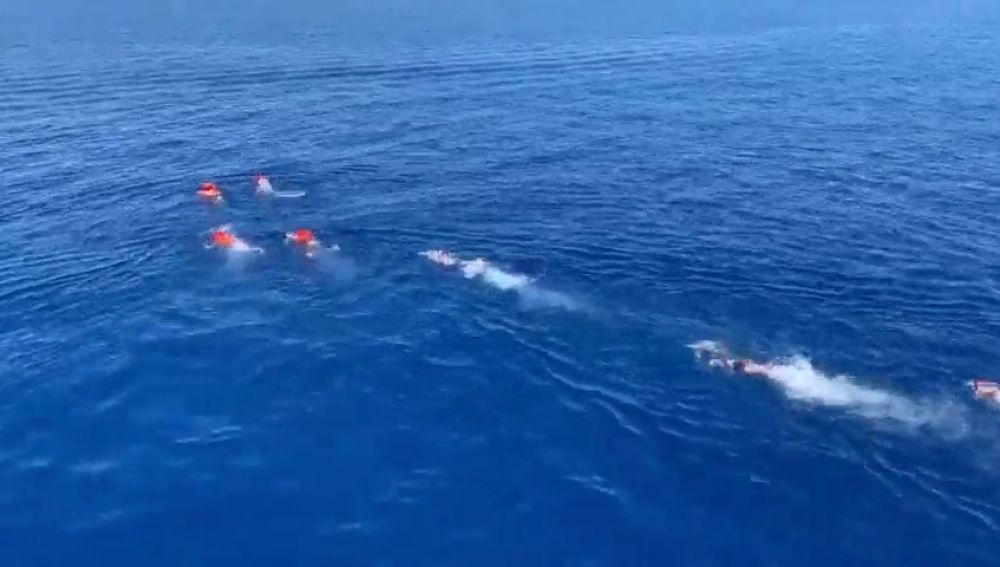Migrantes del Open Arms se lanzan al mar para alcanzar Lampedusa
