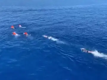 Migrantes del Open Arms se lanzan al mar para alcanzar Lampedusa Migrantes del Open Arms se lanzan al mar para alcanzar Lampedusa