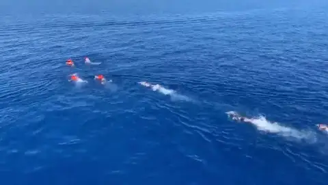 Migrantes del Open Arms se lanzan al mar para alcanzar Lampedusa Migrantes del Open Arms se lanzan al mar para alcanzar Lampedusa