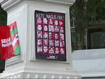 La Ertzaintza retira las fotos de los presos de ETA de una txosna de Bilbao La Ertzaintza retira las fotos de los presos de ETA de una txosna de Bilbao