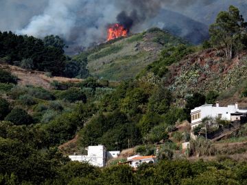 El incendio forestal que comenzó el sábado en la isla española de Gran Canaria 