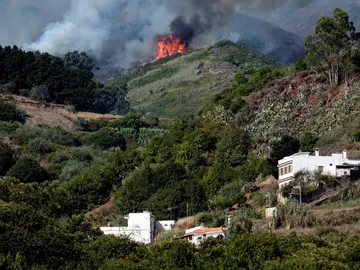 El incendio forestal que comenzó el sábado en la isla española de Gran Canaria El incendio forestal que comenzó el sábado en la isla española de Gran Canaria