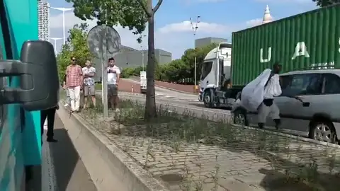Varios manteros obligan a cortar la Ronda Litoral de Barcelona mientras escapaban de una redada Varios manteros obligan a cortar la Ronda Litoral de Barcelona mientras escapaban de una redada
