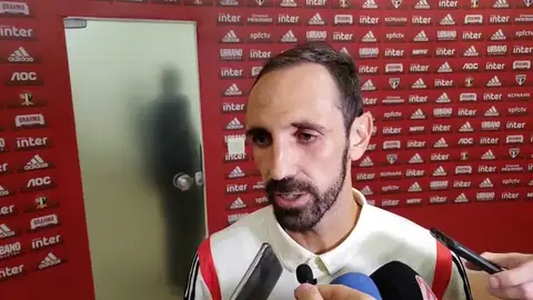 Juanfran se atreve con la prensa brasileña... ¡en un perfecto 'portuñol'! Juanfran se atreve con la prensa brasileña... ¡en un perfecto 'portuñol'!