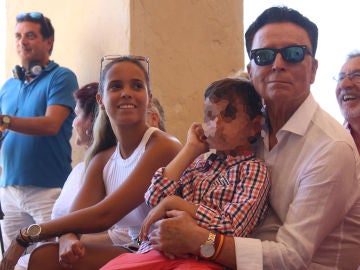 Gloria Camila, junto a su hermano y su padre José Ortega Cano