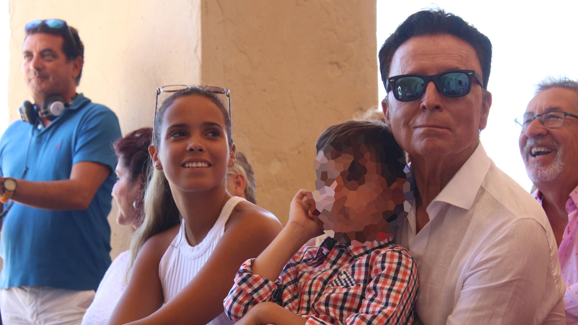 Gloria Camila, junto a su hermano y su padre José Ortega Cano