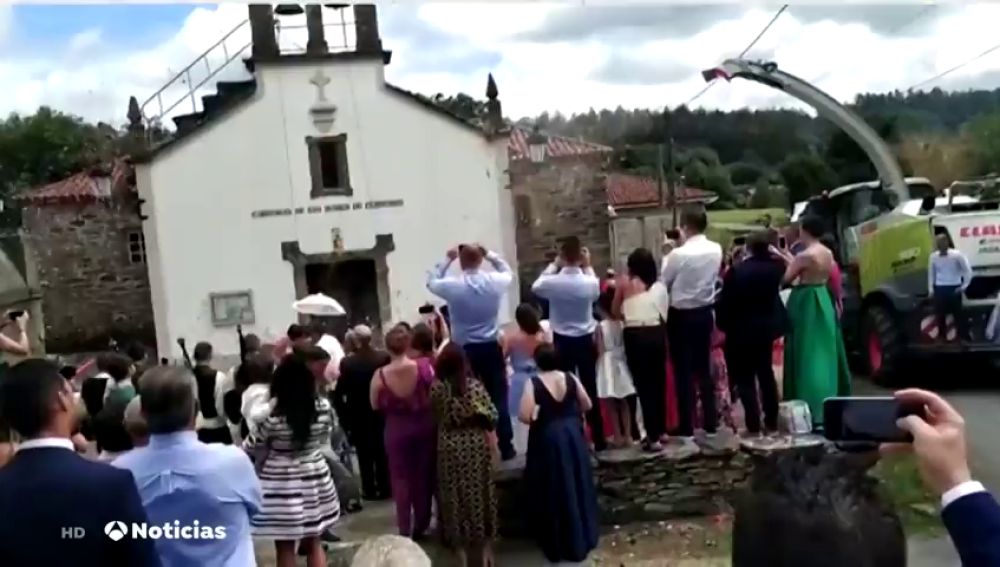 La viral boda gallega: Los novios que en lugar del arroz tradicional, usan una cosechadora
