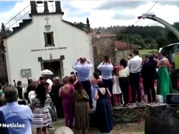 La viral boda gallega: Los novios que en lugar del arroz tradicional, usan una cosechadora