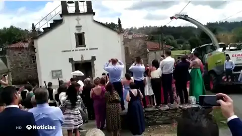 La viral boda gallega: Los novios que en lugar del arroz tradicional, usan una cosechadora La viral boda gallega: Los novios que en lugar del arroz tradicional, usan una cosechadora