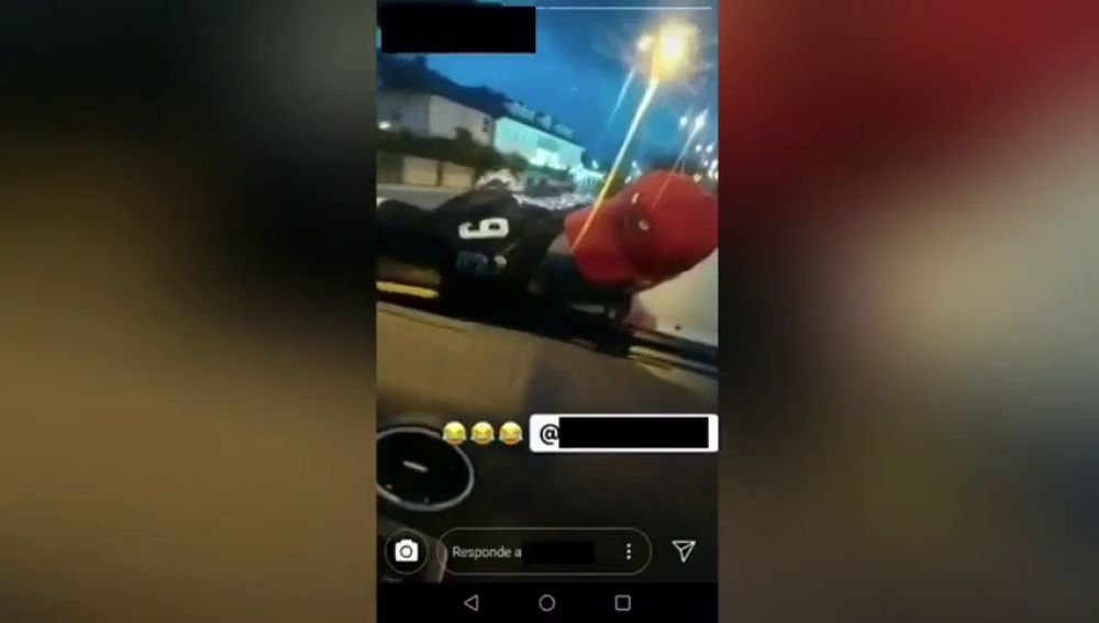 Denuncian a un conductor que se grabó llevando a un joven en el capó de su coche en Ponferrada
