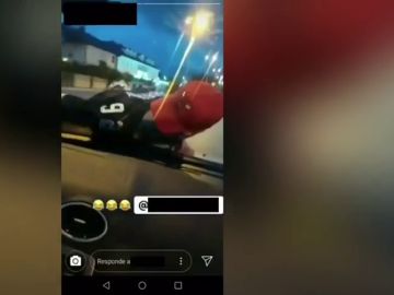 Denuncian a un conductor que se grabó llevando a un joven en el capó de su coche en Ponferrada
