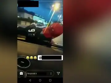 Denuncian a un conductor que se grabó llevando a un joven en el capó de su coche en Ponferrada Denuncian a un conductor que se grabó llevando a un joven en el capó de su coche en Ponferrada