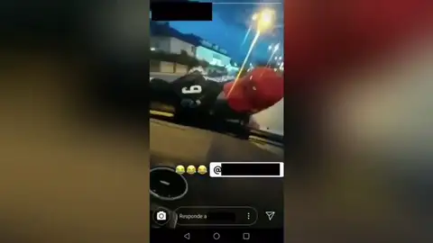 Denuncian a un conductor que se grabó llevando a un joven en el capó de su coche en Ponferrada Denuncian a un conductor que se grabó llevando a un joven en el capó de su coche en Ponferrada