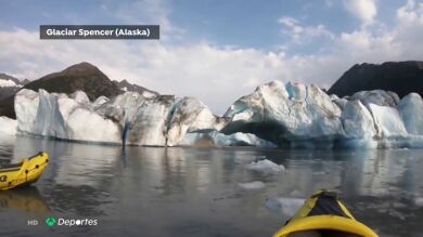 Dos kayakistas sobreviven al cambio climático: ¡se colapsa un puente glaciar junto a ellos!