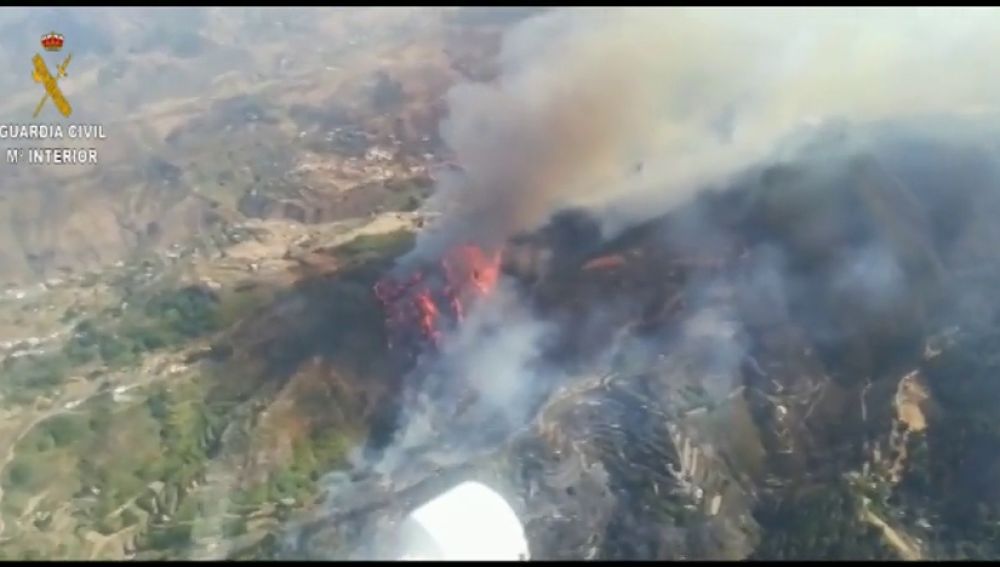 La Guardia Civil toma imágenes aéreas del incendio de Gran Canaria en un vuelo de reconocimiento