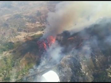 La Guardia Civil toma imágenes aéreas del incendio de Gran Canaria en un vuelo de reconocimiento