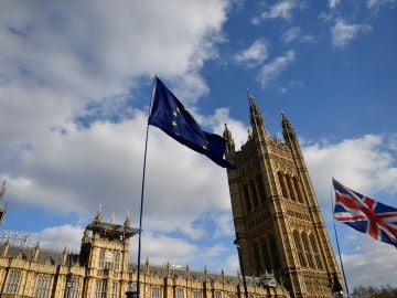 Las banderas del Reino Unido y la Unión Europea ondean a las puertas del Parlamento en Westminster. 