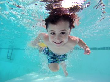 Niño en la piscina Niño en la piscina