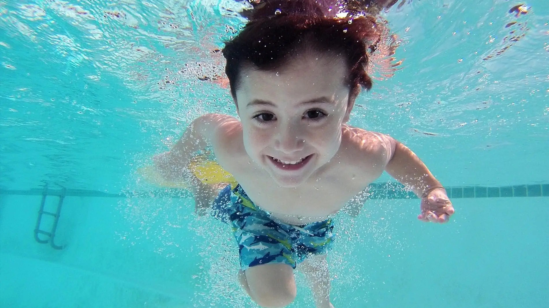 Niño en la piscina