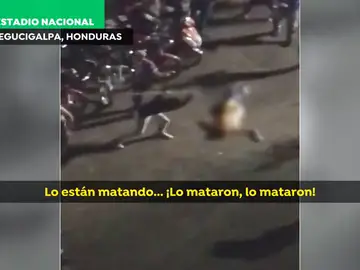 Duras imágenes: matan a golpes en plena calle a dos hinchas en Honduras Duras imágenes: matan a golpes en plena calle a dos hinchas en Honduras