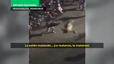 Duras imágenes: matan a golpes en plena calle a dos hinchas en Honduras Duras imágenes: matan a golpes en plena calle a dos hinchas en Honduras