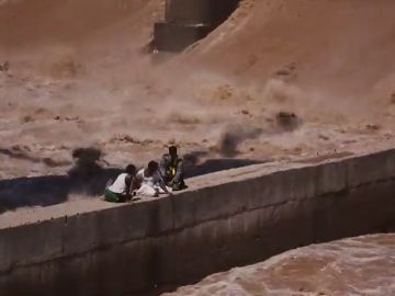 Dos pescadores han sido rescatados tras quedarse atrapados en un puente en construcción sobre el Río Tawi