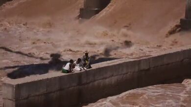 Dos pescadores han sido rescatados tras quedarse atrapados en un puente en construcción sobre el Río Tawi
