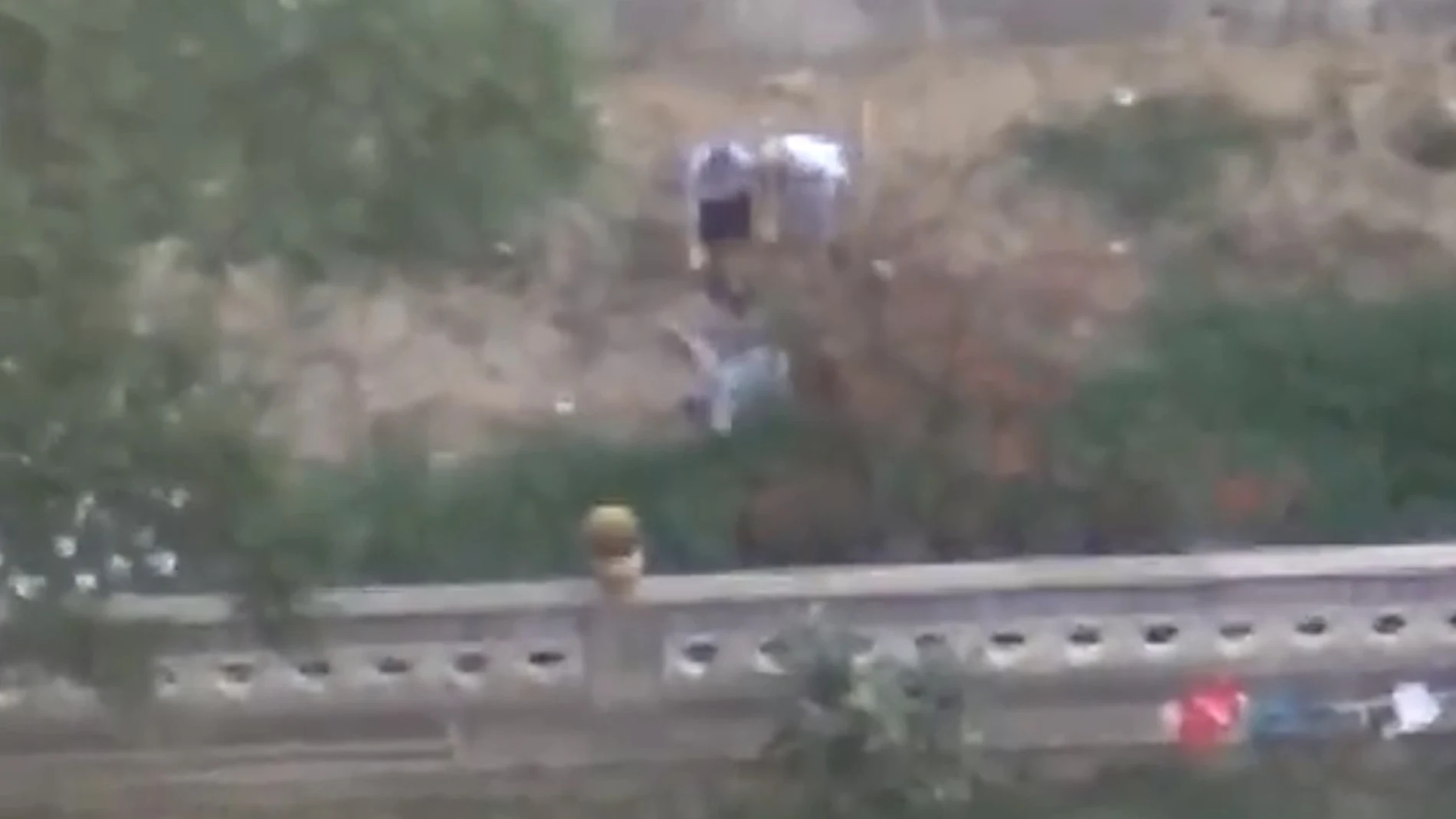 El hombre tras caer por el barranco El hombre tras caer por el barranco