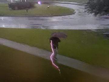 Momento en el que un rayo casi alcanza a un hombre Momento en el que un rayo casi alcanza a un hombre