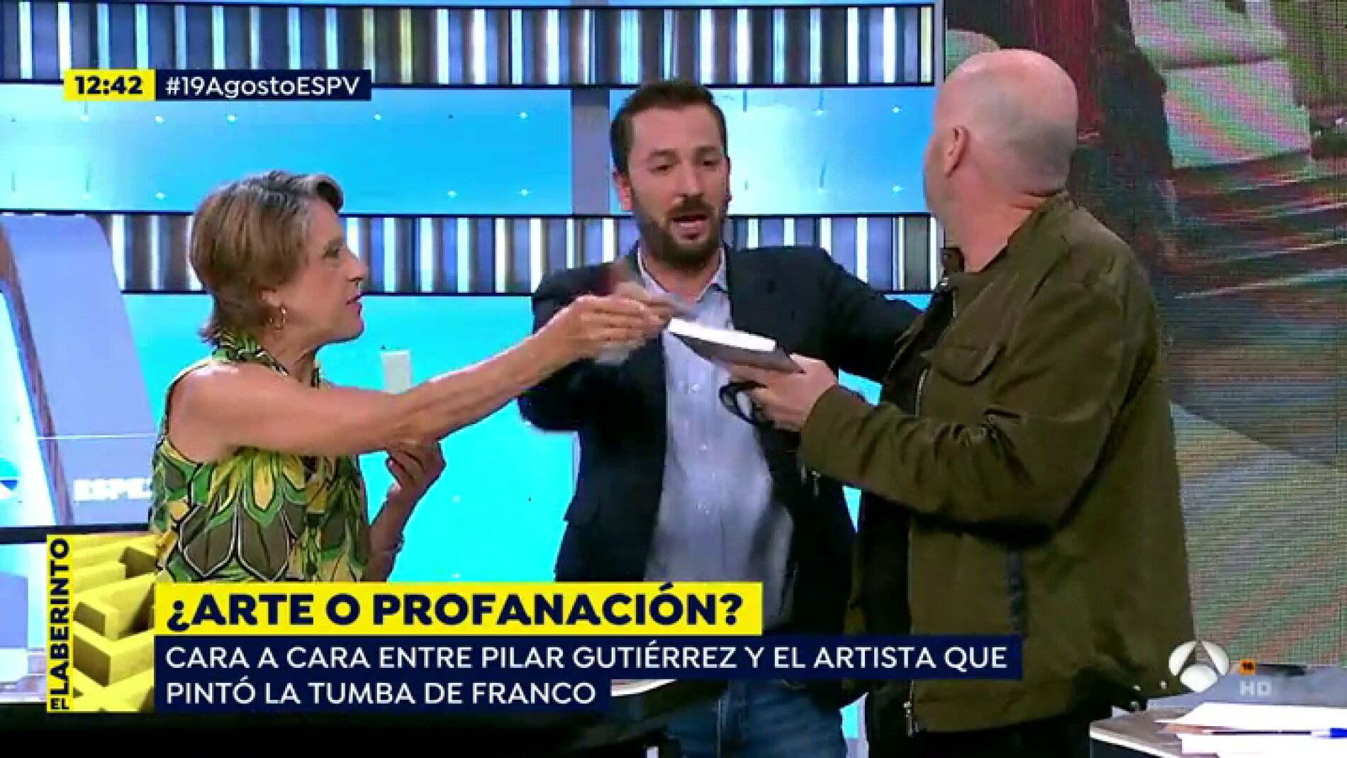 Cara a cara entre la mujer m&aacute;s franquista de Espa&ntilde;a y el artista que pint&oacute; la tumba de Franco