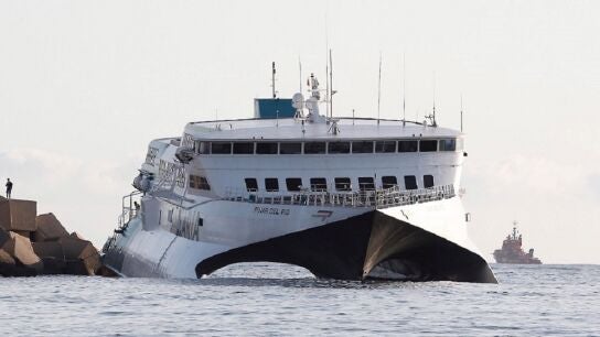 Imagen del ferry encallado en D&egrave;nia