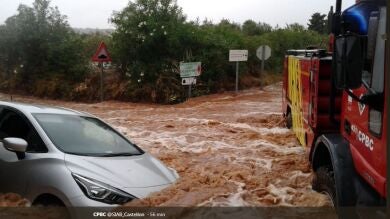 El vídeo del rescate de los ocupantes de un vehículo en Benicarló atrapados por la lluvia