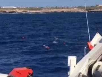 Nueve inmigrantes del Open Arms saltan al mar para llegar a nado a Lampedusa