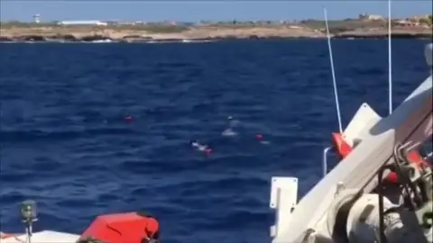 Nueve inmigrantes del Open Arms saltan al mar para llegar a nado a Lampedusa Nueve inmigrantes del Open Arms saltan al mar para llegar a nado a Lampedusa