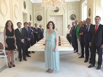 El comentado posado de Isabel Díaz Ayuso en su primer Consejo de Gobierno El comentado posado de Isabel Díaz Ayuso en su primer Consejo de Gobierno