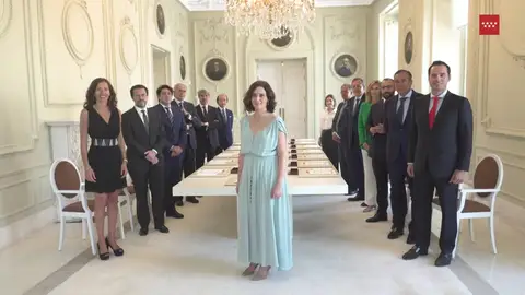 El comentado posado de Isabel Díaz Ayuso en su primer Consejo de Gobierno El comentado posado de Isabel Díaz Ayuso en su primer Consejo de Gobierno