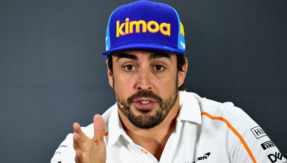Fernando Alonso charla con los medios de comunicación