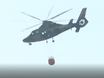 Un helicóptero trabaja en las labores de extinción en el incendio declarado en Bolivia